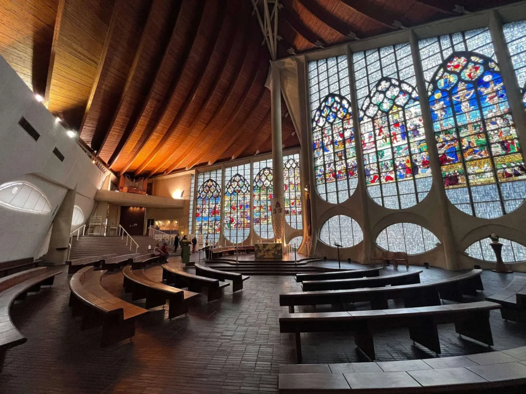 Intérieur_Église_Sainte_Jeanne_Arc_Rouen